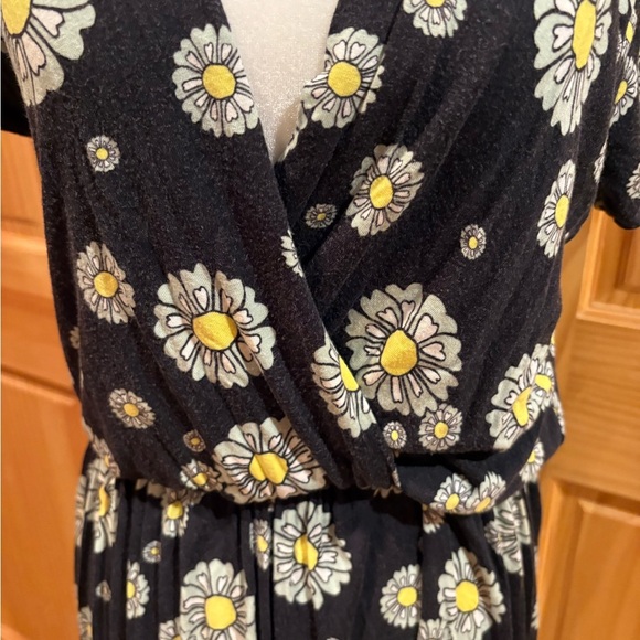ModCloth daisy print faux wrap midi dress - Picture 3 of 14